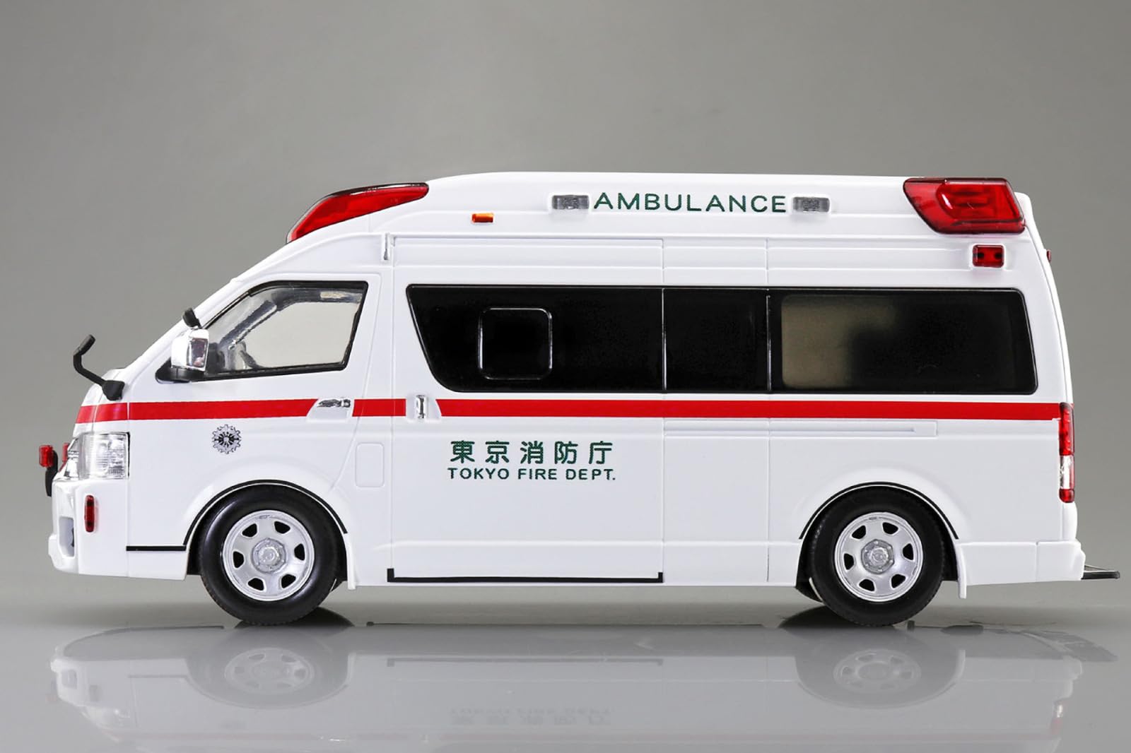Aoshima 1/32 Toyota Himedic Ambulance Snap Kit Color-Coded Model