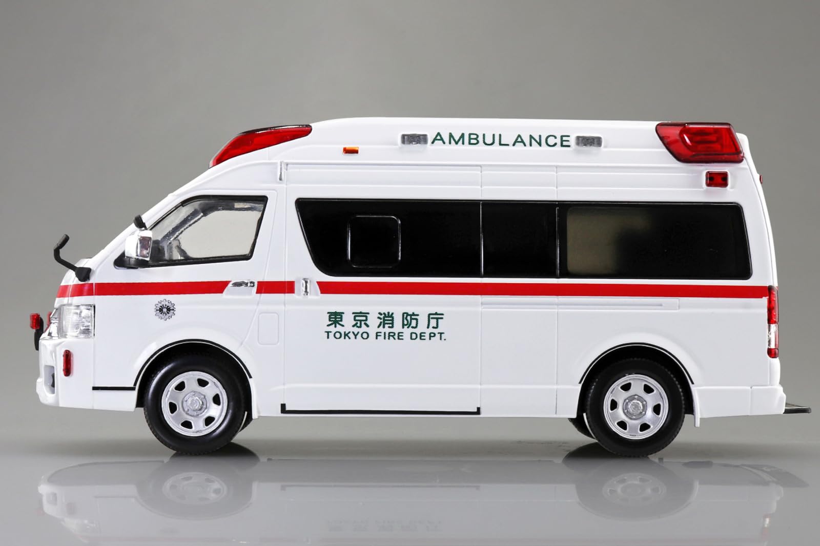 Aoshima 1/32 Toyota Himedic Ambulance Snap Kit Color-Coded Model