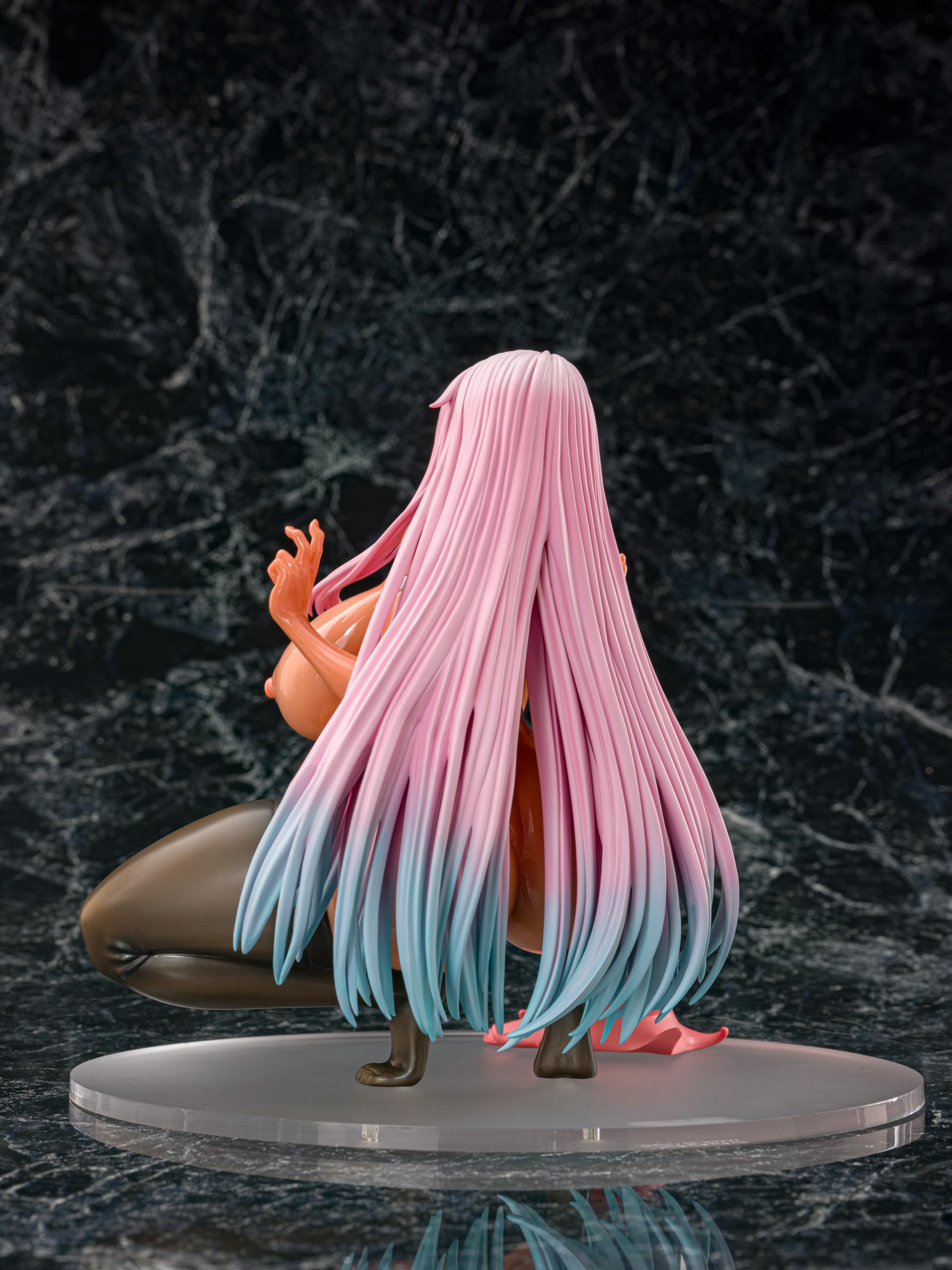 Figurine complète de Daiki Kougyou Neneneji, version cheveux roses et tenue noire.