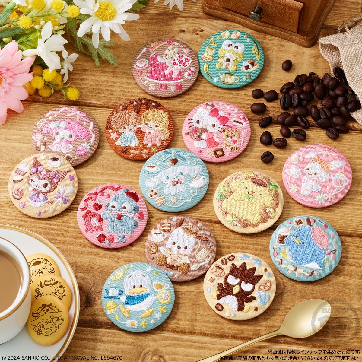 Coffret de 12 badges brodés en forme de biscuits et bonbons, Bandai Sanrio.