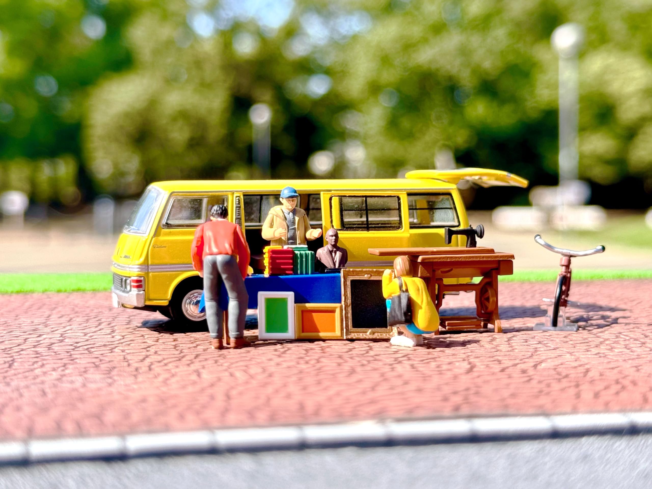 Tomytec Geocolle 1/64 Scale Car Snap 25A Flea Market Set with Doll 325246