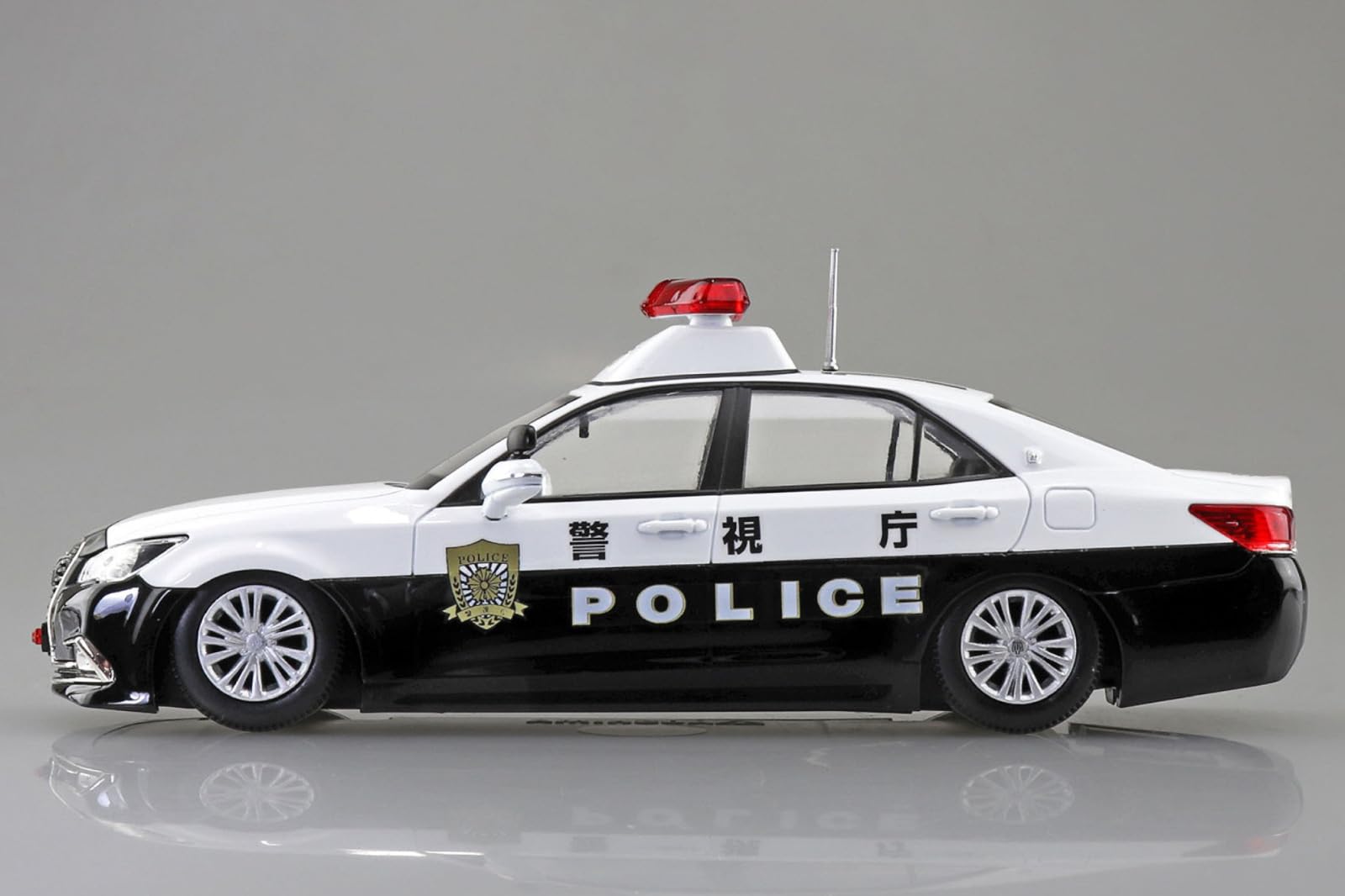 Aoshima 1/32 Toyota Crown Patrol Car Snap Kit Pre-Colored Model