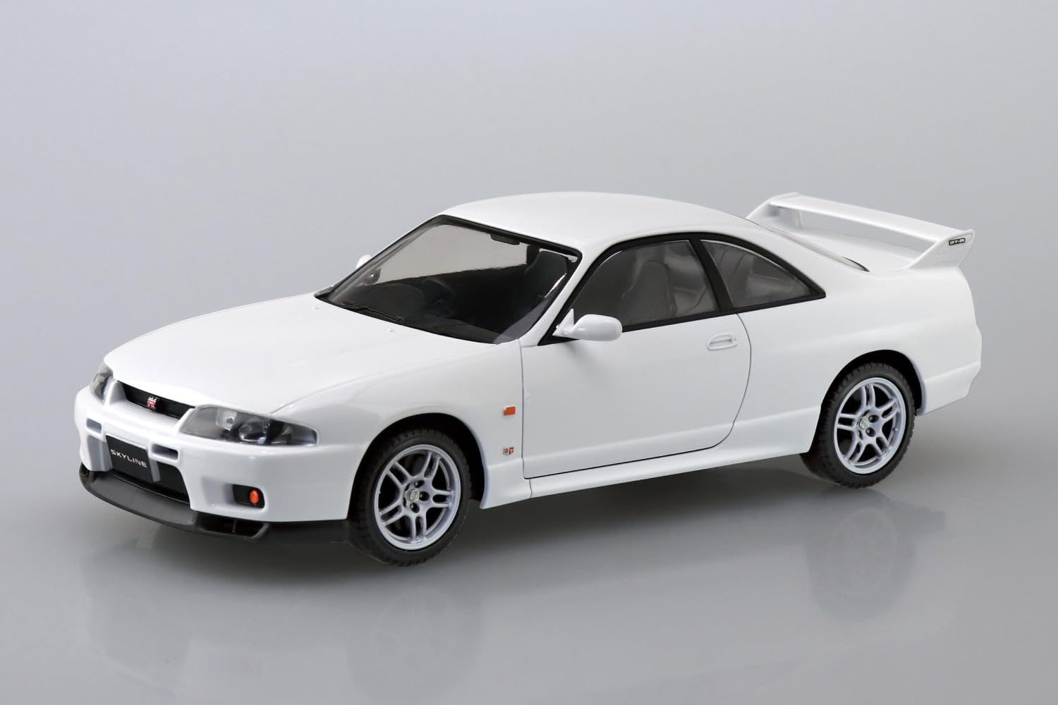 Aoshima 1/32 Nissan R33 Skyline GT-R White Pre-Colored Model Kit