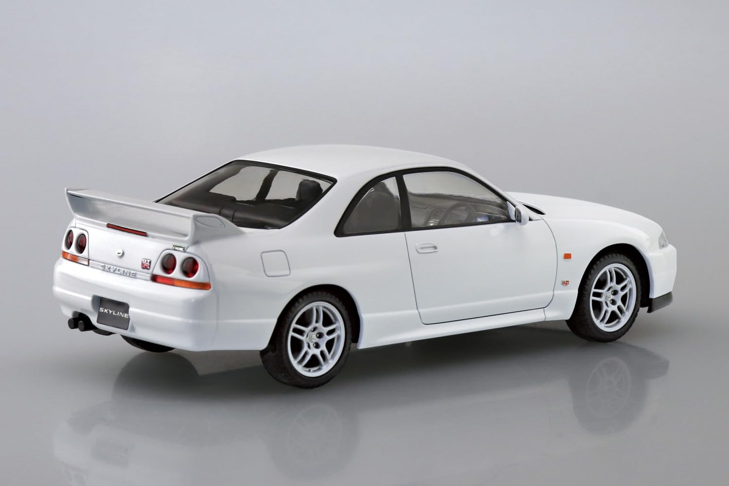 Aoshima 1/32 Nissan R33 Skyline GT-R White Pre-Colored Model Kit