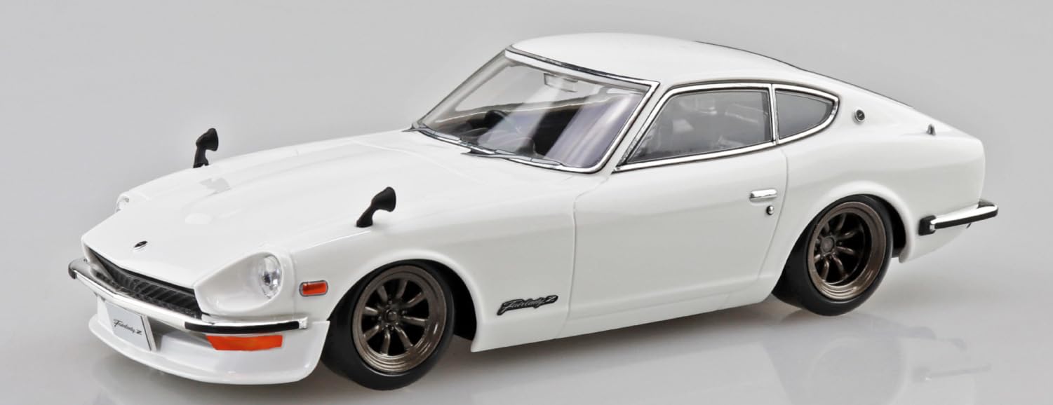 Aoshima 1/32 Nissan S30 Fairlady Z Custom White Model Kit