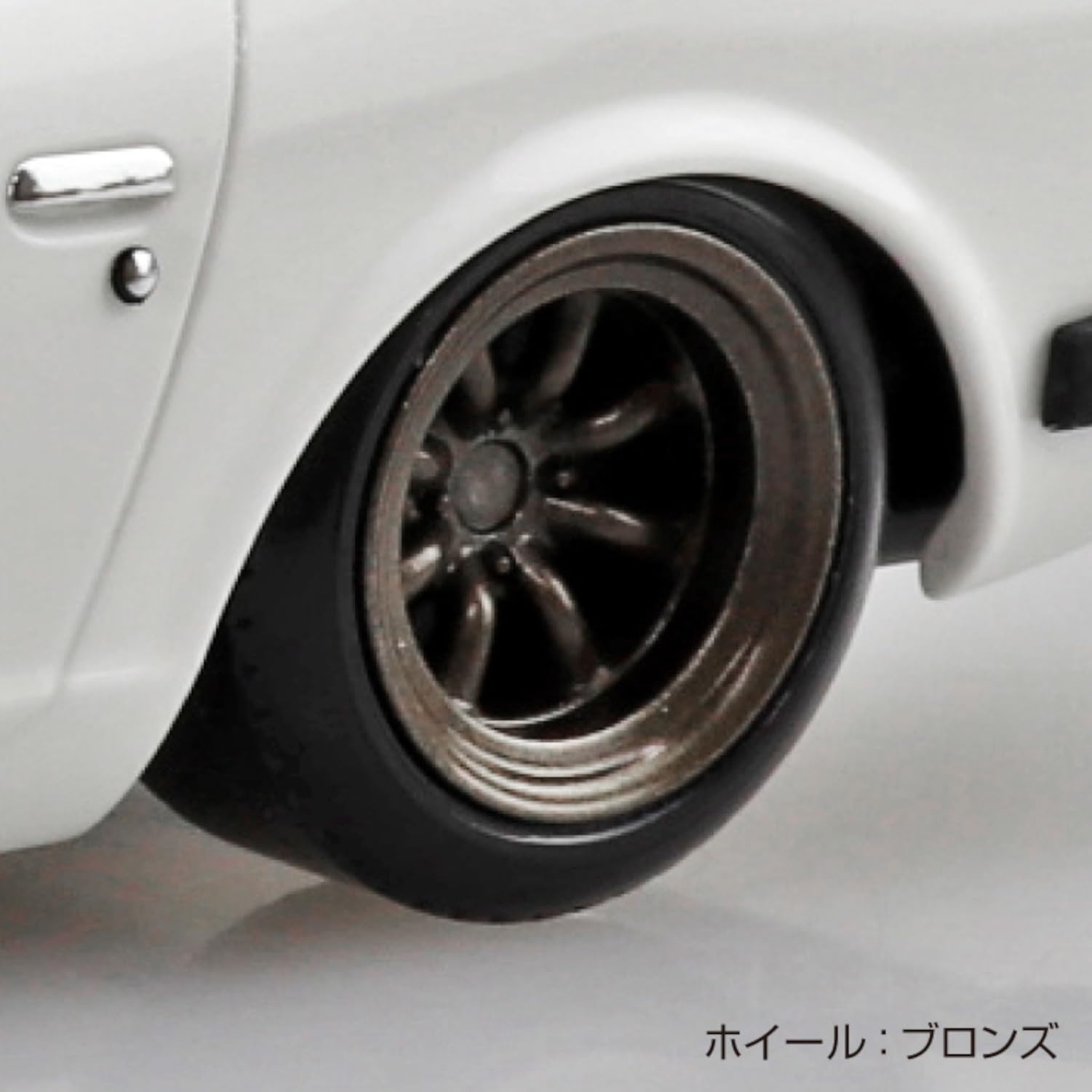 Aoshima 1/32 Nissan S30 Fairlady Z Custom White Model Kit