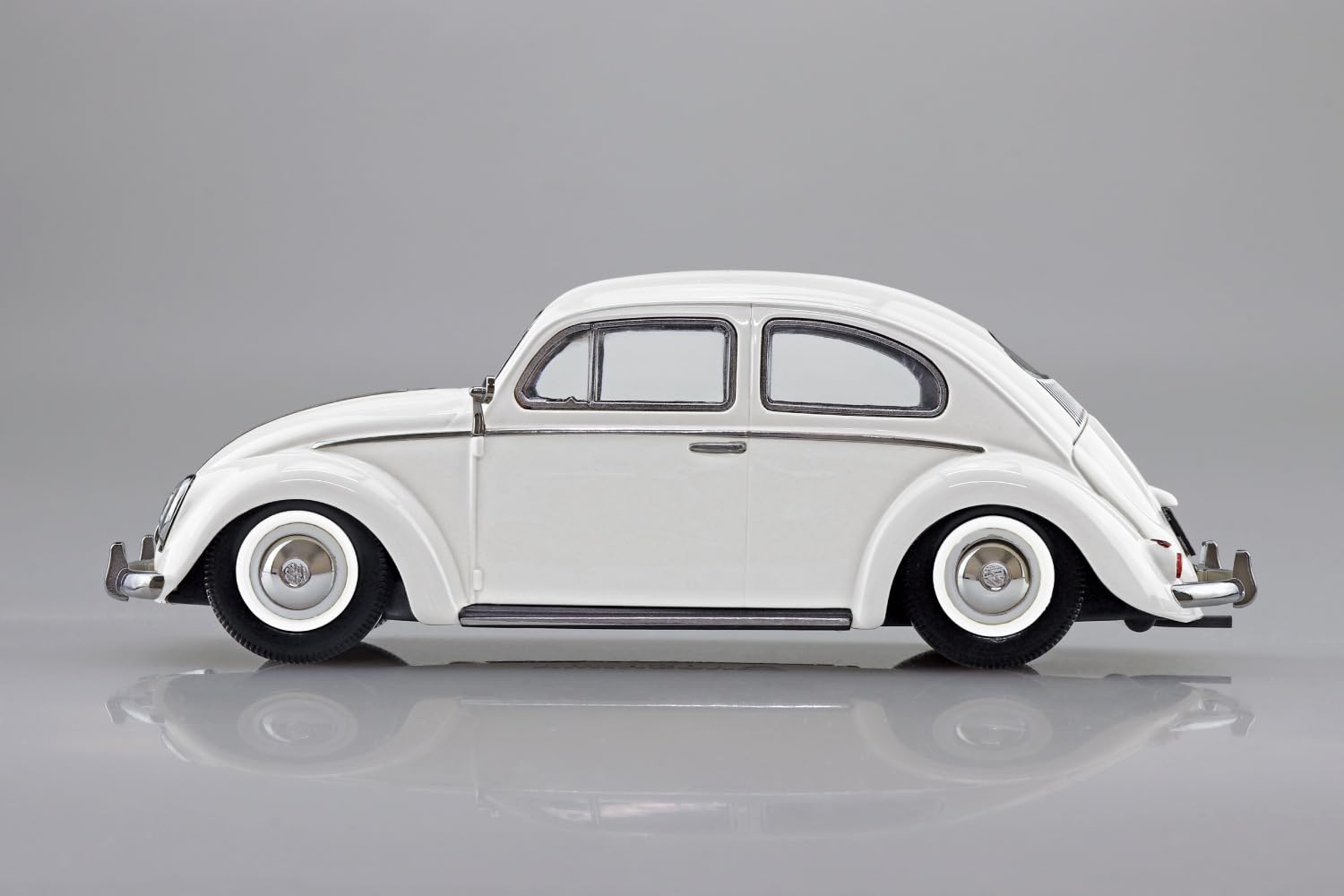 Aoshima 1/32 Rakupla Snap Kit VW Beetle Pearl White Pre-Colored Model