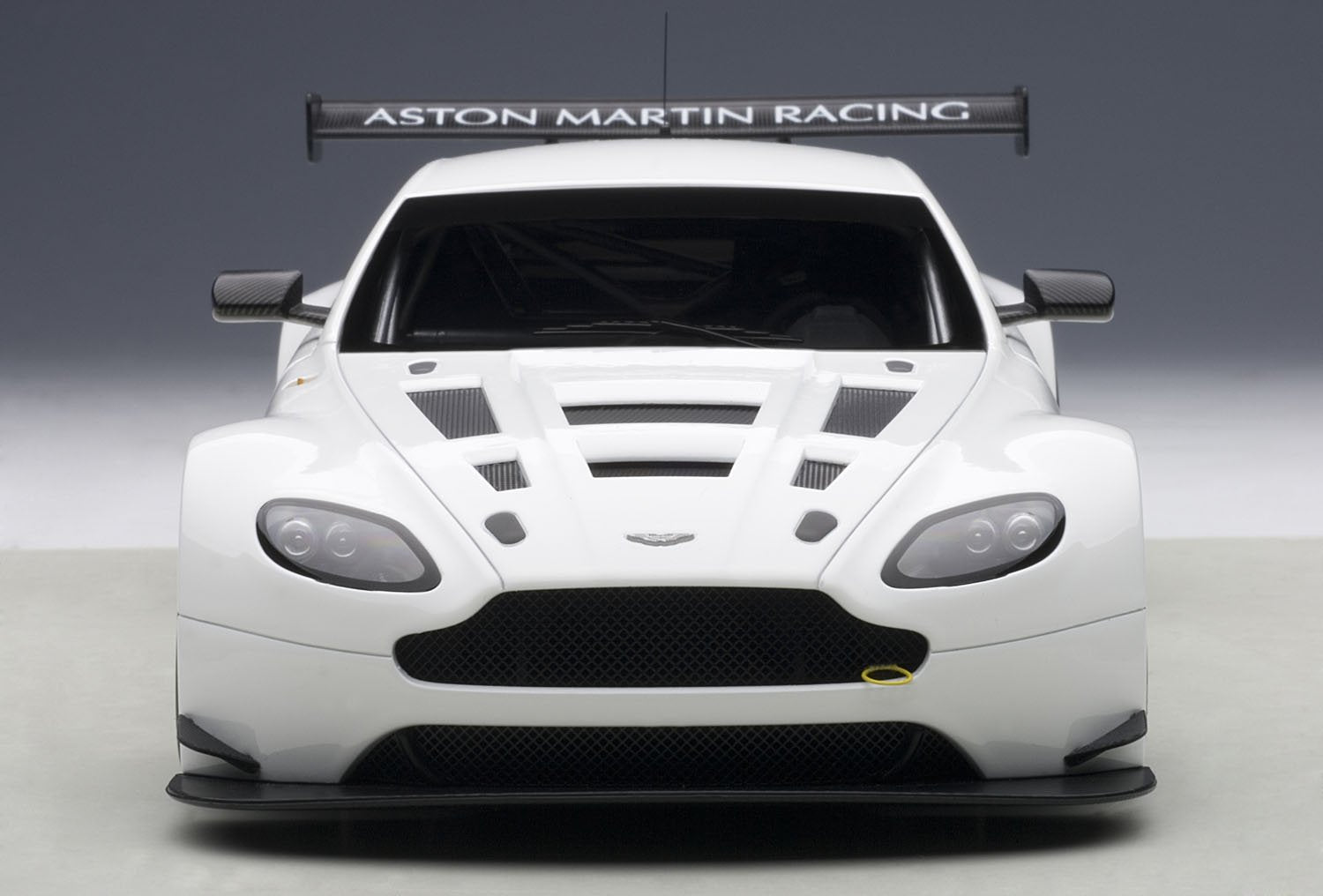 Autoart 1/18 Aston Martin V12 Vantage GT3 2013 White Model Car- Japan Figure Store - #1 Bring To You The Best Japanese Goods