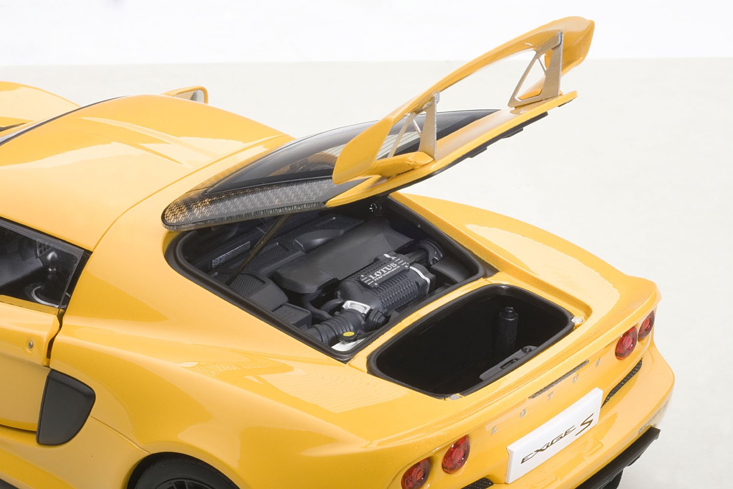 Autoart 1/18 Yellow Lotus Exige S High-Detail Diecast Model- Japan Figure Store - #1 Bring To You The Best Japanese Goods