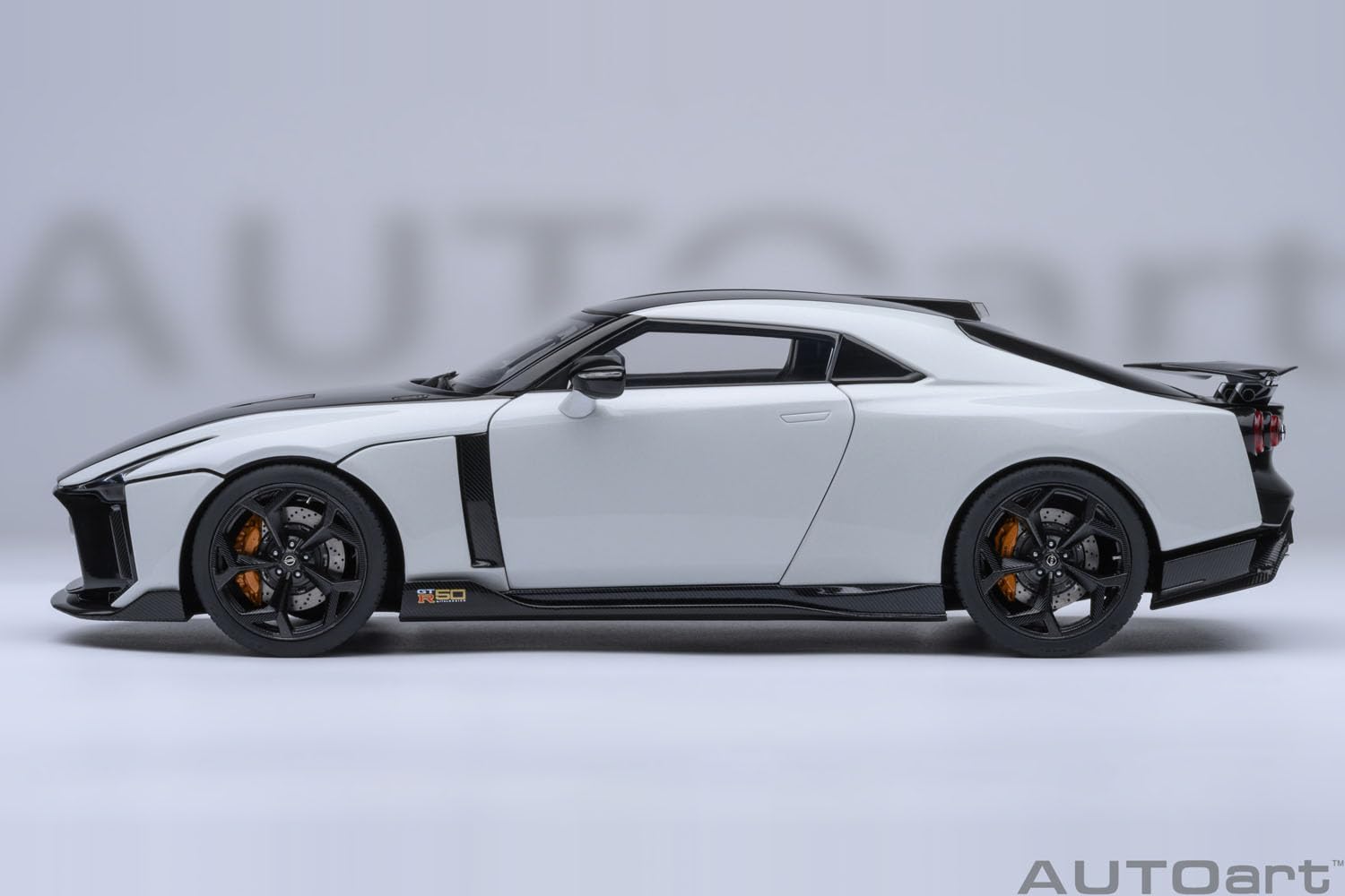 Autoart Nissan GT-R50 Italdesign à l'échelle 1/18, modèle blanc métallisé noir 77511