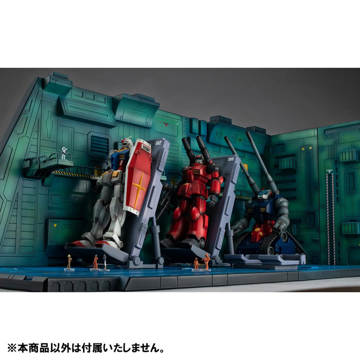 Megahouse Realistic Model: Gundam White Base Catapult Deck 1/144 Hg 200mm