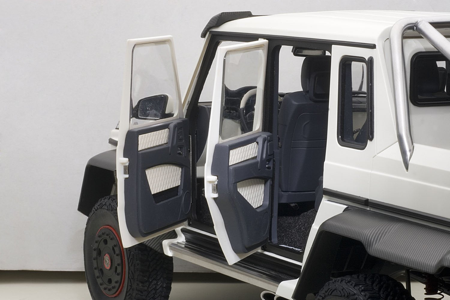 Autoart 1:18 Mercedes G63 AMG 6x6 White- Japan Figure Store - #1 Bring To You The Best Japanese Goods